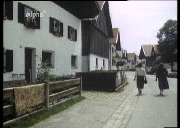 Bild 1 von 4: 1987: Der  Rückbau der Dorfstraße von Bayersoien zu einer unregelmäßigen, schlichten Dorfstraße im alten Stil ist für Filmautor Dieter Wieland ein gelungenes Beispiel für Dorferneuerung.