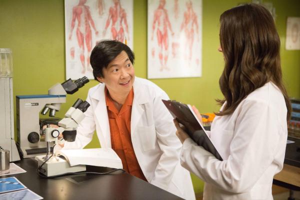 Bild 1 von 23: Annie (Alison Brie, r.) wird darum gebeten, bei medizinischen Untersuchungen zu helfen, die Changs (Ken Jeong, l.) Amnesie betrifft ...