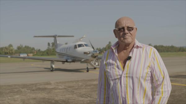 Bild 1 von 9: Der Unternehmer Klaus Eckhof läuft über ein Flugfeld in Uganda.