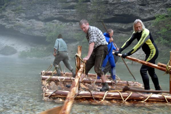 Bild 1 von 7: Im Bild: Erich Pröll mit Flössern auf der Traun.