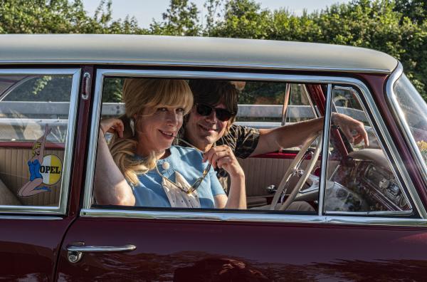 Bild 1 von 1: Brigitte Zeh (l.) und Daniel Wiemer (r.) als Familie Herrmann auf dem Weg in den Campingurlaub.