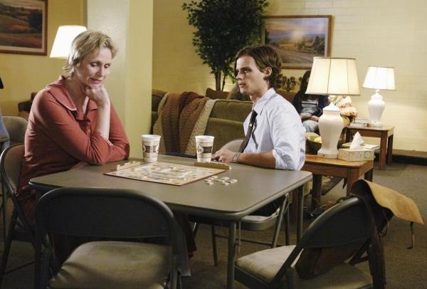 Bild 1 von 16: Während Reids Mutter Diana (Jane Lynch, l.) ihre Medikamente absetzt um den Schleier vor ihrem Gedächtnis zu lüften, vernimmt Reid (Matthew Gray Gubler, r.) seinen Vater. Er ist sich sicher, dass sein Vater der Mörder von Riley ist ...