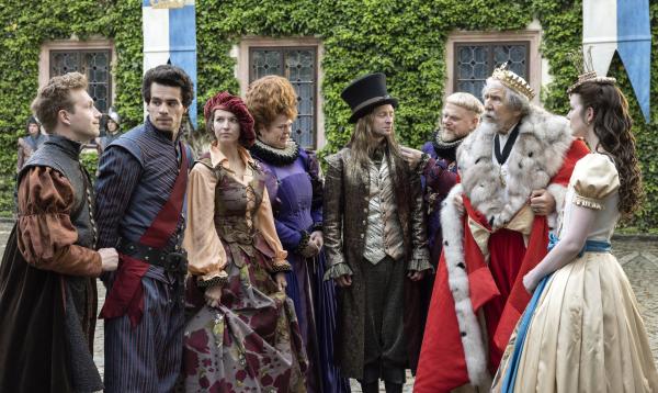 Bild 1 von 10: Von links: Wilhelm (Mark Kristián Hochman), Tobias (Filip Brezina) und Emilia (Berenika Kohoutová),die Kanzlerin (Sabina Remundová), der Wassermann (Luká? Príkazký), Kanzler (David Novotný) , König (Petr Náro?ný) und die Prinzessin (Sára Korbelová)