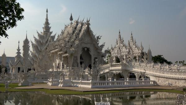 Bild 1 von 4: Kitsch oder Kunst? Der Weiße Tempel von Chiang Rai vereint Pop-Art und Religion.