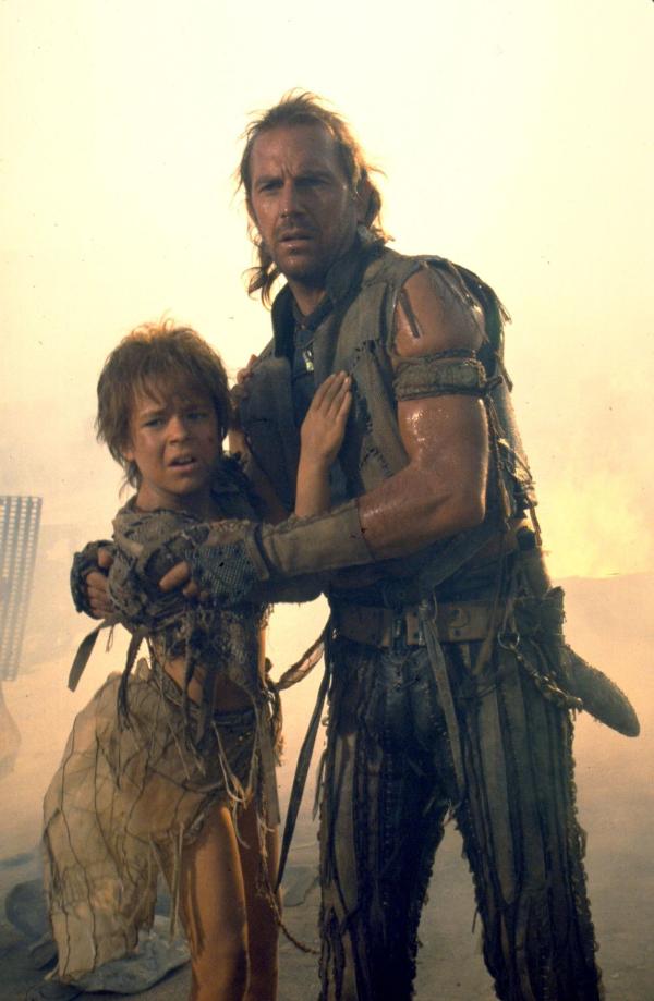 Bild 1 von 15: Mariner (Kevin Costner, r.) versucht Enola (Tina Majorino, l.), vor den Piraten zu beschützen. Allerdings aus reinem Eigennutz., denn Enola hat auf ihrem Rücken eine Karte, die den Weg zum einzigen noch bestehenden Fleck Erde weist ...