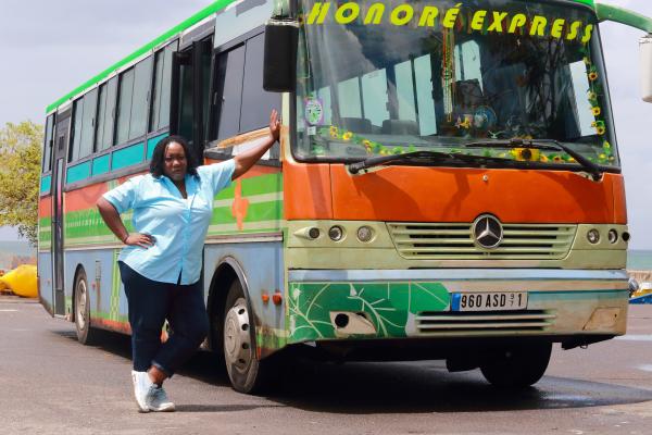 Bild 1 von 3: Butterfly Brown (Chizzy Akudo) ist die Busfahrerin des Expressbusses nach Honore.