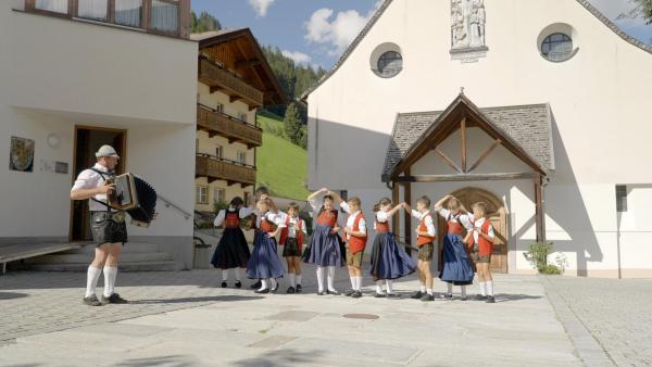 Bild 1 von 20: Im Bild: Brauchtumsgruppe Kindertanzgruppe.