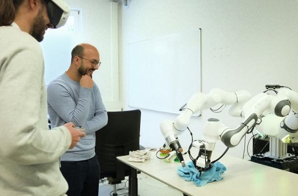 Bild 1 von 6: Prof. Rudolf Lioutikov (r.) in der Roboterschule - bald sollen die ersten Roboter lästige Haushaltsarbeiten erledigen.