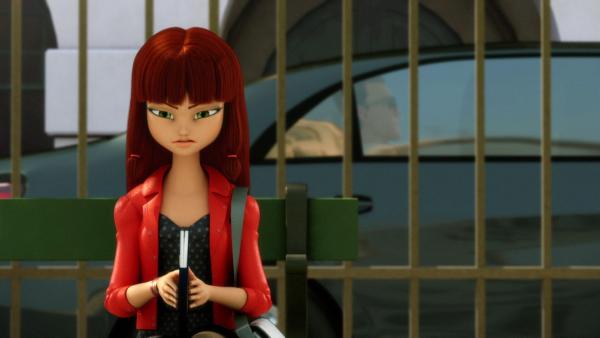 Bild 1 von 5: Als Hawk Moth und Mayura ein neues Sentimonster in Paris freilassen, ist Chloé davon überzeugt, dass Ladybug und Cat Noir sie als Queen Bee um Hilfe bitten werden. Sie wartet aber vergeblich auf ihr Miraculous. Sabrina versucht, Chloé aufzumuntern, aber diese lässt ihre Frustration an ihrer Freundin aus. Dadurch ist Sabrina ein leichtes Opfer für Hawk Moth, der sie in Miraculer verwandelt. Nun kann sie die Kräfte der Superhelden stehlen und will so Chloé beweisen, dass sie ihre Aufmerksamkeit genauso verdient hat wie Ladybug.