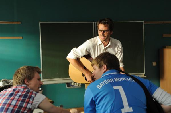 Bild 1 von 17: Anfangs befürchten Hank (Benjamin Seidel, l.) und Mark (Christopher Puttins, r.), dass auch der neue Musiklehrer eine Vorliebe für Triangel-Liedchen und Blockflöten-Weisen hat. Doch Tom (Max von Thun, M.) entpuppt sich als überzeugter Rocker ...