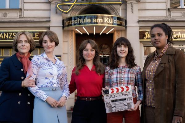 Bild 1 von 1: Schauspielerinnen der ZDF-Serie Ku?damm 77: Claudia Michelsen, Maria Ehrich,  Sonja Gerhardt, Marie Louise Albertine Becker und Massiamy Diaby.