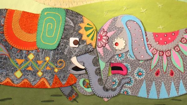 Bild 1 von 11: Der Elefant hat nachts so fest geschlafen, dass er gar nicht gemerkt hat, wie eine Elefantendame sich zu ihm gelegt hat.