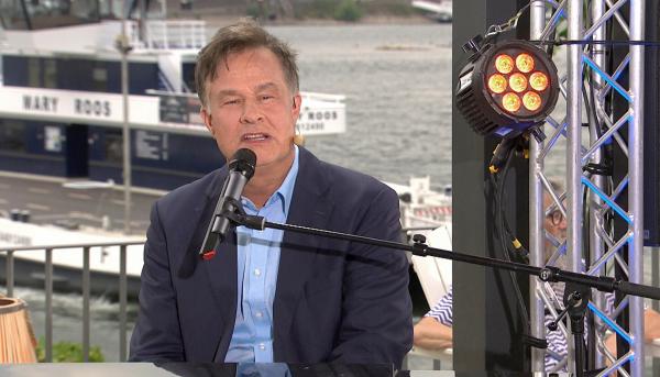 Bild 1 von 1: Kabarettist Lars Reichow erzählt direkt vom Flussufer von großen und kleinen Katastrophen seines Alltags, dazu gibt es Sketche und Musik. Gute Unterhaltung zum Lachen und Genießen.