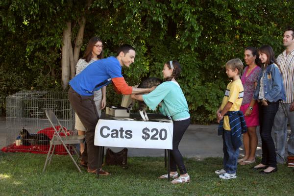 Bild 1 von 10: Nachdem sich die Katzen von Sheldon (Jim Parsons, 2.v.l.) schlagartig vermehrt haben, müssen er und Amy (Mayim Bialik, l.) sich von den Tieren trennen.