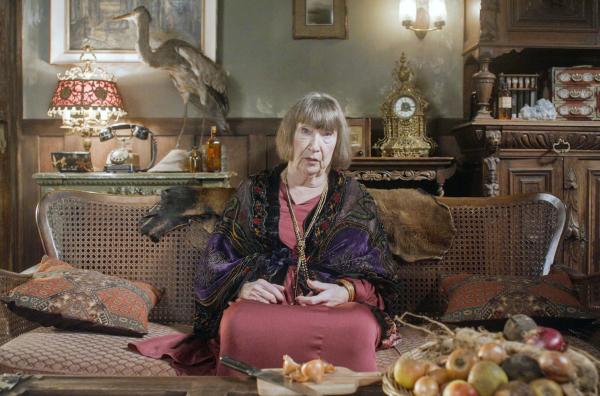 Bild 1 von 3: In dieser Folge erzählen die Rentnerinnen von einer jungen blonden Frau, die wegen einer Blinddarmentzündung ins Krankenhaus kommt.