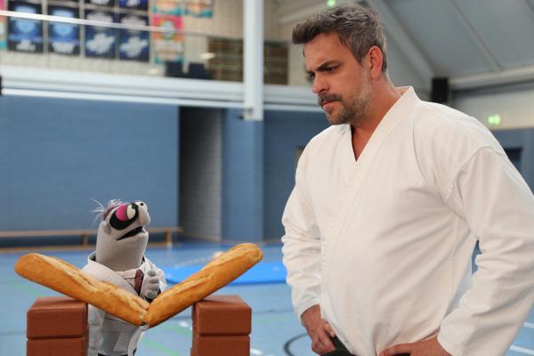 Bild 1 von 4: Der Trainer (Marc Barthel) wundert sich - das Brett hat sich in Brot verwandelt