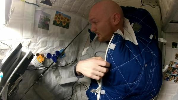 Bild 1 von 8: Alexander Gerst zeigt, was es mit der Schwerelosigkeit auf sich hat und wie sein Alltag im Weltraum aussieht.
