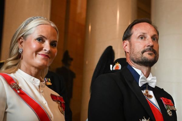 Bild 1 von 2: Mette-Marit hat sich das Vertrauen der Norwegerinnen und Norweger in den letzten 25 Jahren erarbeitet. Als sie Kronprinz Haakon 2001 heiratet, hielten sie noch viele für ungeeignet, einmal Königin des Landes zu werden.