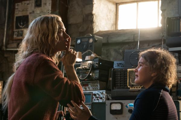 Bild 1 von 8: Evelyn Abbott (Emily Blunt, l.); Regan Abbott (Millicent Simmonds, r.)