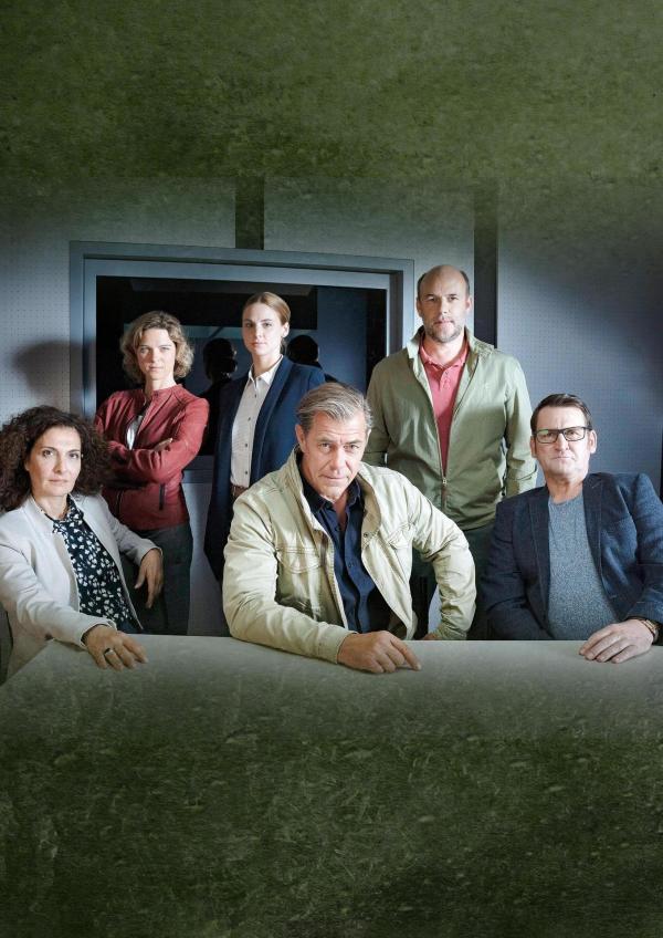 Bild 1 von 3: Im Bild (v.li.): Proschat Madani (Dr. Hilke Zobel), Anjorka Strechel (Tomke Jenssen), Julia E. Lenska (Nina Weiss), Sven Martinek (Finn Kiesewetter), Christoph Tomanek (Dr. Henning Strahl), Ingo Naujoks (Lars Englen).