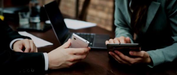 Bild 1 von 3: Auch bei Geschäftsmeetings ist die Nutzung des Smartphones allgegenwärtig.