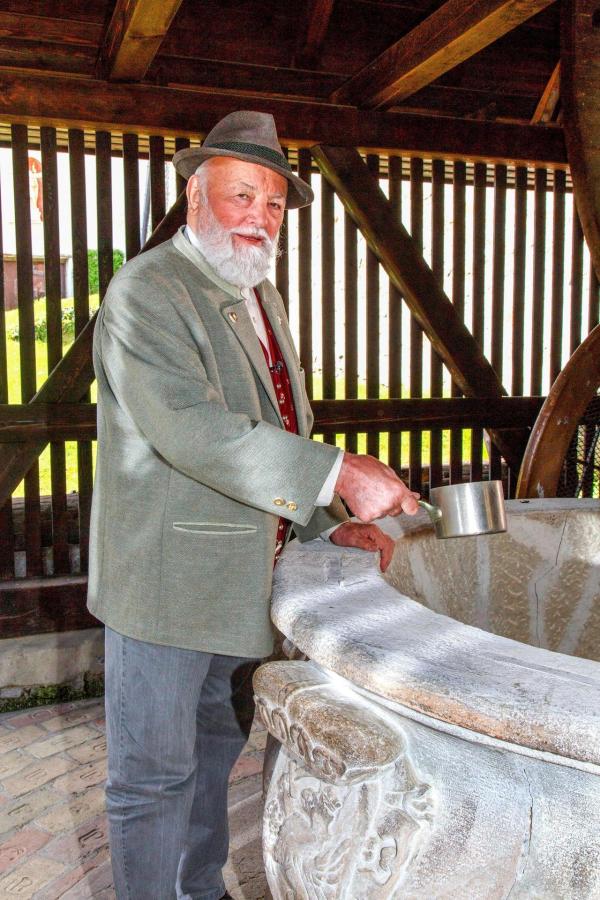 Bild 1 von 2: Im Bild: Sepp Forcher - Burgbrunnen Forchtenstein.