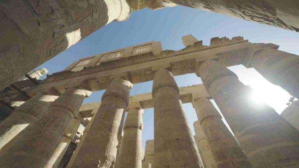 Bild 1 von 4: Als Zeichen seiner Loyalität zu Amun-Re, der in der 19. Dynastie wieder zum Hauptgott erhoben wurde, lässt Sethos I. in dessen Tempelbezirk in Karnak die Große Säulenhalle errichten.