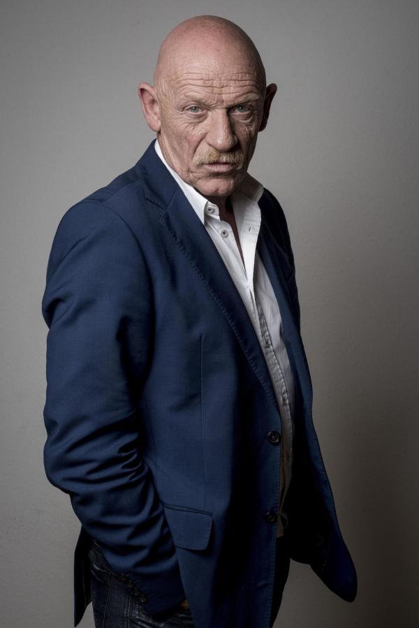 Bild 1 von 6: Joe Bausch kennt sich mit Verbrechern aus wie kaum ein anderer. Der 62-jährige Schauspieler, Drehbuchautor und studierter Mediziner arbeitet seit 30 Jahren als Gefängnisarzt. Viele seiner Patienten in der Justizvollzugsanstalt sind Mörder und Schwerverbrecher ...