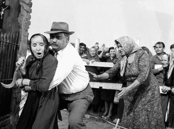 Bild 1 von 3: Wenn es sein muss, legt der Genosse Bürgermeister Peppone (Gino Cervi) persönlich Hand an, um seine aufgebrachten Bürger auf den rechten Weg zurück zu führen.