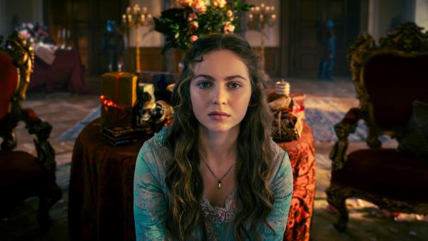 Bild 1 von 10: An ihrem 16. Geburtstag fühlt Rosabella (Alix Heyblom) sich allein. Niemand kommt zu ihrem Ehrentag. Doch wer auch? Nie war sie außerhalb der Schlossmauern, sodass sie auch keine Freundschaften knüpfen konnte.