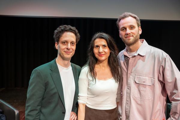 Bild 1 von 3: Psychologe Leon Windscheid (r.) spricht mit dem ehemaligen Paar und den Podcastern Iris Gavric (M.) und Matthias Renger (l.) darüber, was passiert, wenn Beziehung neu gedacht wird und wie ein Neustart aussehen kann, der nicht den Trennungsschmerz verhüllt, sondern Veränderung feiert.