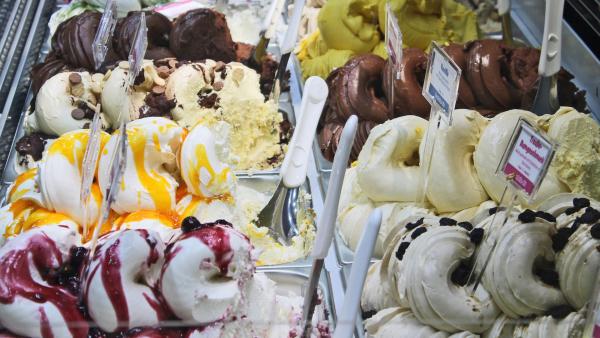 Bild 1 von 3: In den heißeren Monaten locken hunderte Eiscafés der Hauptstadt Touristen und Einheimische mit außergewöhnlichen Kreationen.