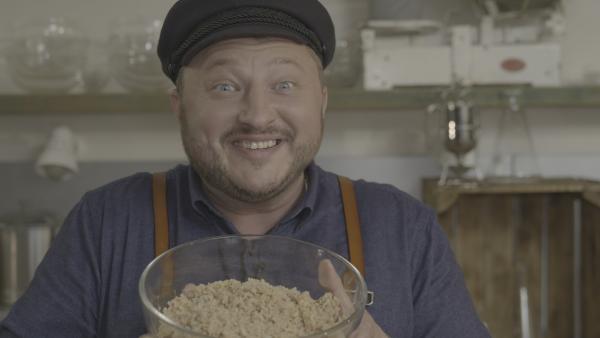 Bild 1 von 5: Veganes Cordon Bleu: die umweltbewusste Alternative zu Fleisch? Produktentwickler Sebastian Lege stellt das Fleischimitat mithilfe von Soja-Texturat her.