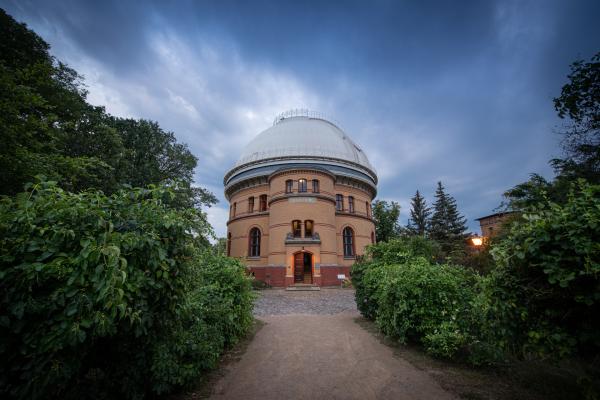Bild 1 von 2: Seit der Antike versuchen Forscher, die Grenzen unserer Welt auszuloten. Wir können zwar nicht beliebig weit reisen, aber unserem Forscherdrang sind keine Grenzen gesetzt. Moderne Teleskope blicken so tief ins Universum wie nie zuvor: Was zeigen sie vom Rand der Welt?