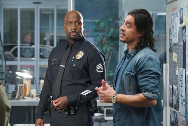 Bild 1 von 3: Sergeant Wade Grey (Richard T. Jones, l.) arbeitet mit dem verdeckten Ermittler Robert Ortiz (Antonio Jaramillo, r.) für eine Razzia zusammen.
