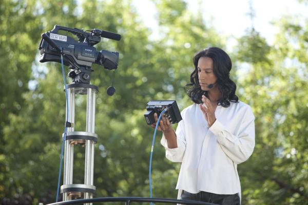 Bild 1 von 56: Abed (Danny Pudi) soll für Shirleys Kirche einen Internet-Werbeclip über Jesus produzieren. Doch so ganz scheint er seinen Auftrag nicht verstanden zu haben und schießt weit übers Ziel hinaus ...