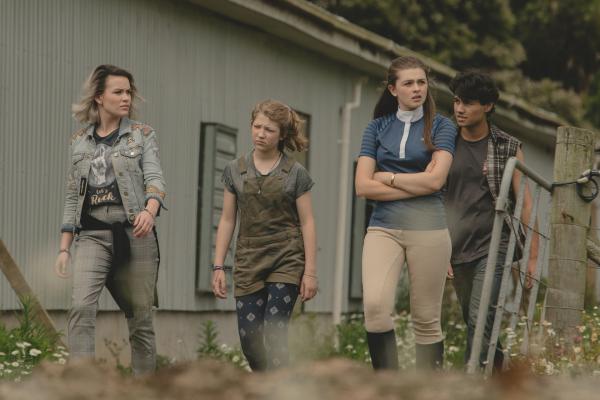Bild 1 von 4: Issie (Macey Chipping, l.), Stella (Harriet Walton, 2. l.), Natasha (Antonia Robinson, 2. r.) und Dan (Max Crean, r.) versuchen in der stillgelegten Hühnerfarm Hinweise über den Pferdedieb zu bekommen.© ZDF/Matt Klitscher - Honorarfreie Verwendung gemäß AGB im redaktionellen Zusammenhang mit genannter Sendung bei Nennung \