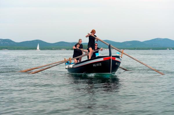 Bild 1 von 7: Ruderinnen von Betina trainieren im historischen Boot für eine Regatta.