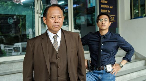 Bild 1 von 22: Im Bild: Polizeichef Glomgool (Vittaya Pansringarm, li.) und sein Assistent Orapin Pridi (Nophand Boonya) warten auf den Häftling Worawit.