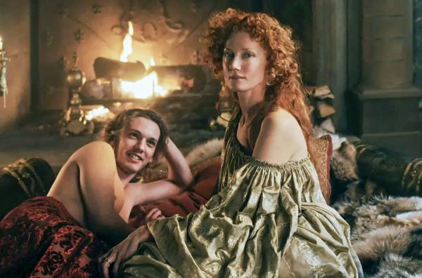 Bild 1 von 7: Die junge Elisabeth (Joely Richardson) und der junge Edward de Vere (Jamie Campbell Bower) führen eine Liebesbeziehung ohne schwere Gedanken.