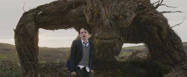Bild 1 von 10: Conor (Lewis MacDougall, l.); Monster (Liam Neeson, r.)