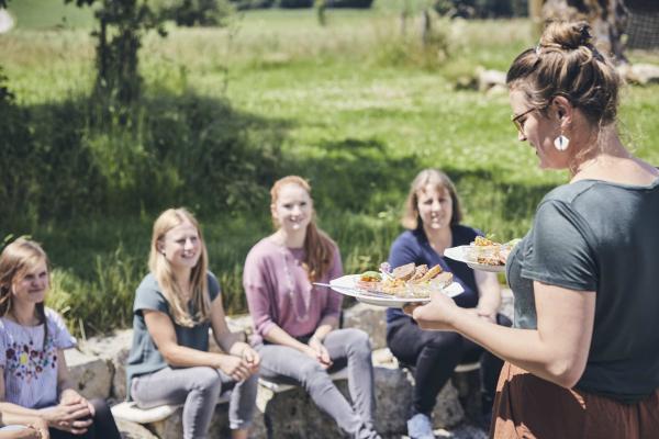 Bild 1 von 18: Eva Gottschaller (rechts) serviert den Gruß aus der Küche. Von links: Nina Wagner, Lena Zimmermann, Monika Bernhard und Anja Raithel (sitzend).