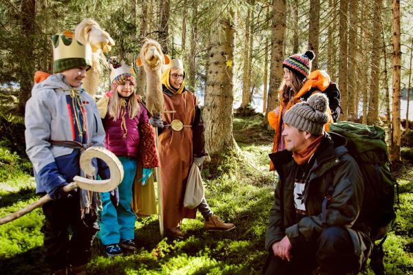 Bild 1 von 4: Fritz Fuchs (Guido Hammesfahr, rechts) und Charlie (Géraldine Raths, 2.v.r.) treffen drei Kinder (Emilio Reisinger, Cosima Reisinger, Lucas Lutter), die ihnen den Weg zur Almhütte weisen. Dort oben soll es einen geheimnisvollen Wichtel geben.