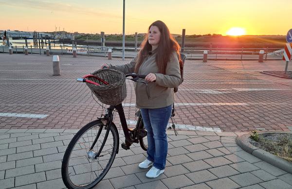 Bild 1 von 4: Susanne Bargstaedt früh morgens am Anleger von Norderney auf dem Weg zum Gynäkologen.