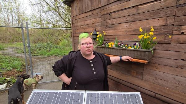 Bild 1 von 2: Am Rande Berlins bereiten sich Lausi (33, Foto) und Paddy auf das bevorstehende Punkertreffen vor, das diese Woche in ihrer Kommune stattfinden soll.