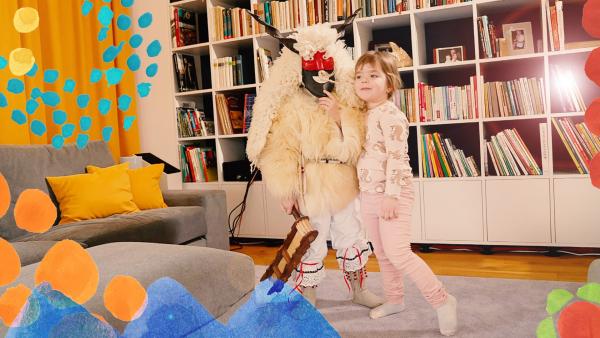 Bild 1 von 3: Ervin (5 Jahre) bereitet sich zusammen mit seiner Freundin Zsófi (4 Jahre) auf das ungarische Fest Busójárás vor. Mit einem gruseligen Fellkostüm möchte er den Winter vertreiben.