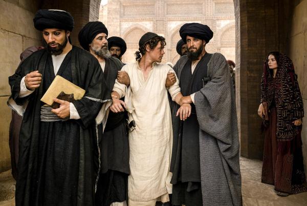 Bild 1 von 33: Im Bild: Als Rob (Tom Payne) gegen alle Verbote einen Toten aufschneidet, um die inneren Organe des Menschen zu studieren, muss er sich vor einem Tribunal religiöser Fanatiker verantworten. Der kühne, junge Wissenschaftler wird der Gotteslästerung bezichtigt.