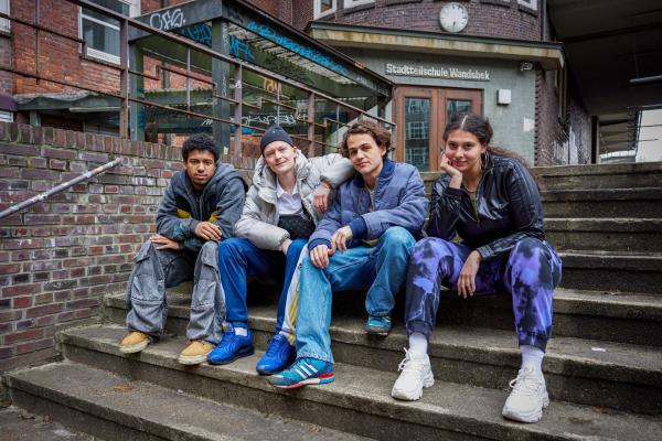 Bild 1 von 10: (v.l.n.r.) Amadou (Aaron Maldonado-Morales); Rocky (Vito Sack); Younes (David Ali Rashed); Shirin (Manal Raga a Sabit)