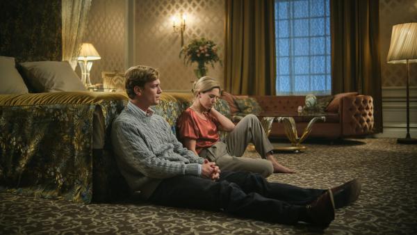 Bild 1 von 2: Maxima (Delfina Chaves) erfährt von Willem-Alexander (Martijn Lakemeier), dass ihr Vater nicht zu ihrer Hochzeit geladen wird. Die Beziehung der beiden wird auf eine harte Probe gestellt.