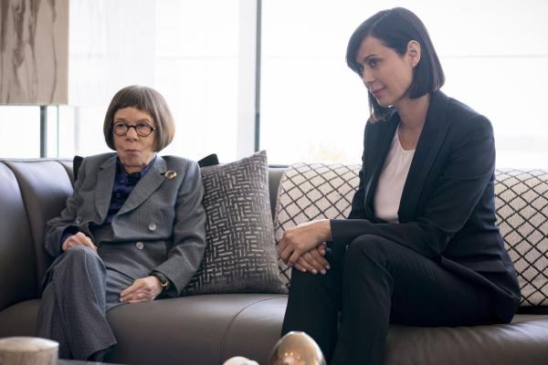 Bild 1 von 10: Hetty Lange (Linda Hunt, l.); Sarah MacKenzie (Catherine Bell, r.)